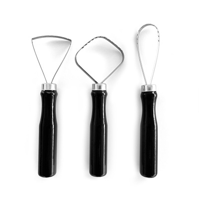 Três utensílios de escultura com alças pretas e cabos metálicos em fundo branco