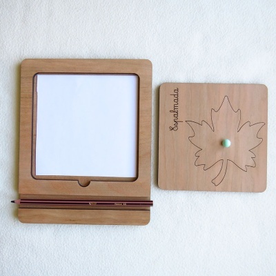 Conjunto de quadros em madeira clara com desenho de folha e espaço para foto