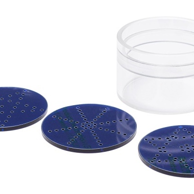 recipiente plástico transparente com três discos azuis perfurados