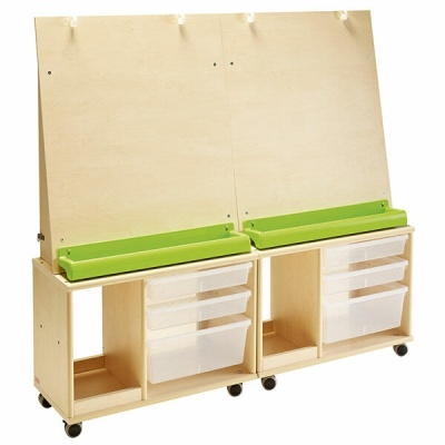 Painel de madeira com cavaletes, gavetas brancas e almofadas verdes em estrutura de madeira com rodas