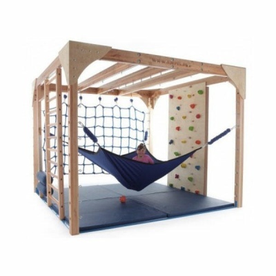 Estrutura de madeira com parede de escalada e rede para crianças