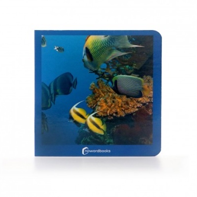 Livro infantil com capa azul e peixes tropicais em recife de coral