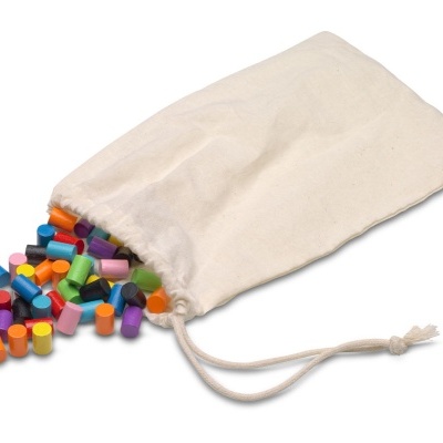 Saco de algodão com peças coloridas pequenas a sair