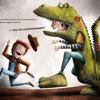 Criança vestida de dinossauro verde brincando com criança vestida de fazendeiro, fundo neutro