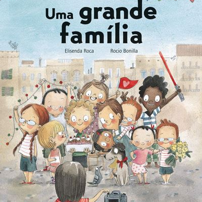 Capa de livro infantil 'Uma grande família' com ilustração de várias crianças em estilo cartoon.