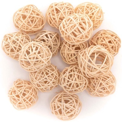 Bolas decorativas de rattan bege em fundo branco