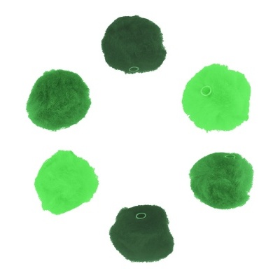 seis pompons de lã verdes em várias tonalidades dispostos em círculo sobre fundo branco
