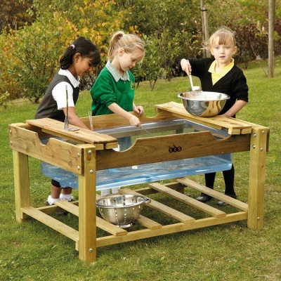 Mesa de atividade de madeira para crianças com água ou areia, três crianças a brincar ao ar livre