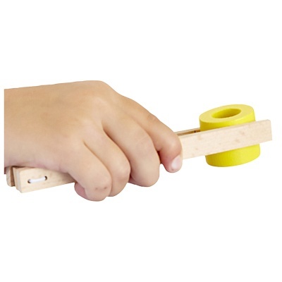 Mão a segurar peça de madeira com roda amarela