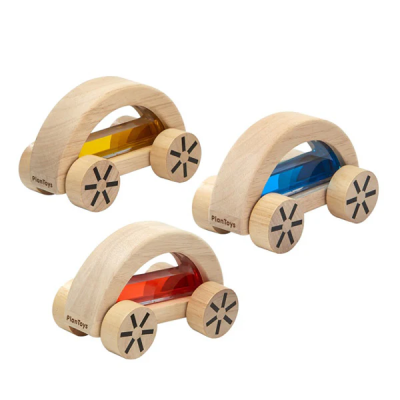 Carros de madeira PlanToys com janelas coloridas e rodas de madeira