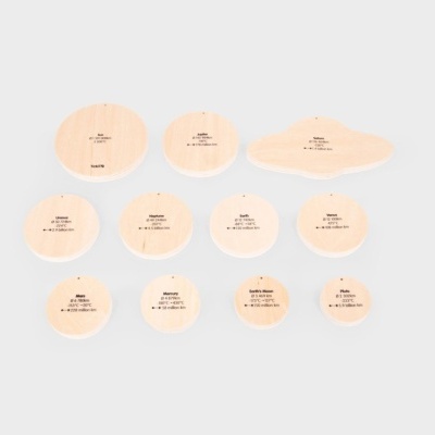 Placas de madeira com texto impresso em preto