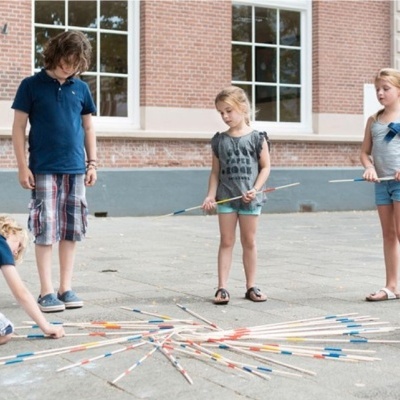 Crianças a jogar jogo de picas ao ar livre