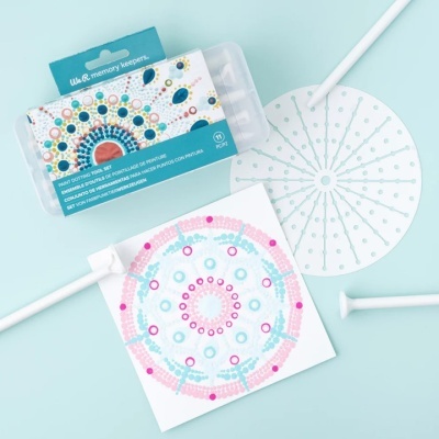 Molde portátil para padrões com discos de papel coloridos e haste branca