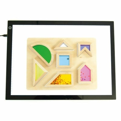 Luz de mesa retangular preta com base de madeira e formas geométricas coloridas