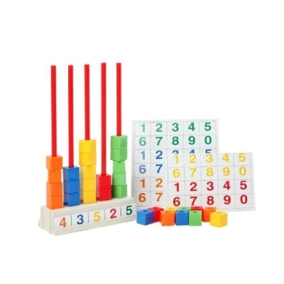 Jogo educativo com blocos coloridos e placas com números em fundo branco