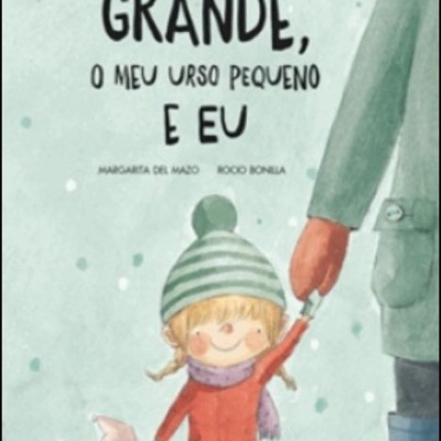 Capa de livro infantil com criança e adulto segurando um urso de peluche e texto em português.
