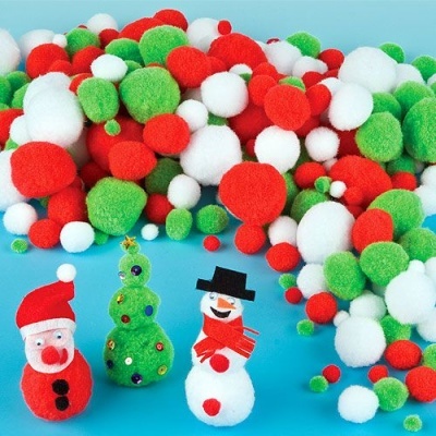 Pompons decorativos vermelhos, verdes e brancos com figuras natalícias feitas de pompons