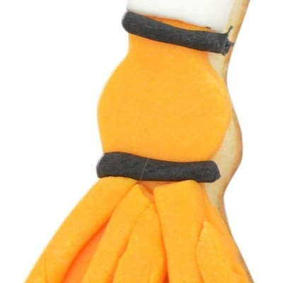 Biscoito decorado em forma de vassoura com glacê branco, laranja e preto