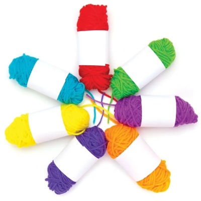 Oito novelos de lã colorida com rótulos brancos em círculo