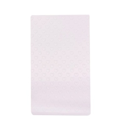 Capa rosa claro com padrão de corações em relevo