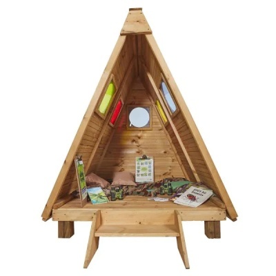 Cabana triangular de madeira com janelas coloridas e banco