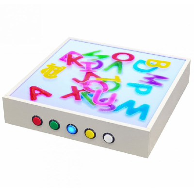 Mesa de luz quadrada com letras coloridas iluminadas e botões coloridos na frente.