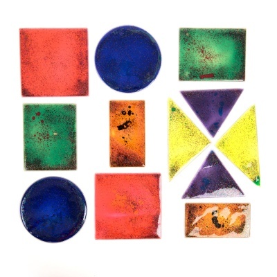 Conjunto de azulejos coloridos e texturizados em várias formas geométricas