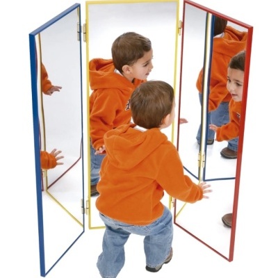 Espelho triplo colorido com menino refletido