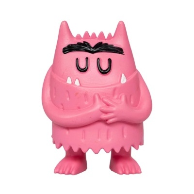 Boneco de brinquedo cor-de-rosa com olhos fechados e sobrancelhas negras