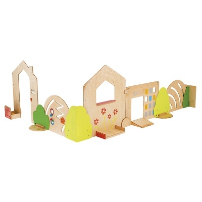 Brinquedo modular em madeira com portas, paredes decoradas e elementos verdes