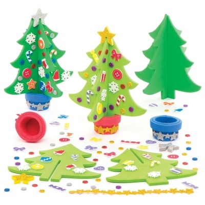 Três mini árvores de Natal verdes decoradas com adesivos coloridos e suportes azul e vermelho com estrelas prateadas.