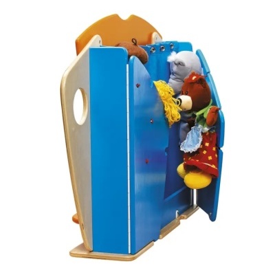 Armário azul infantil com bonecos de pelúcia pendurados