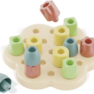 Jogo de montar em madeira com peças coloridas em tons pastel