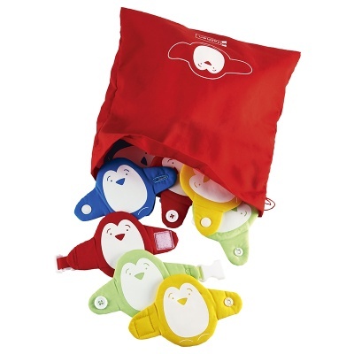 Bolsa vermelha com vários relógios infantis de tecido com pinguim nas cores azul, amarelo, vermelho e verde