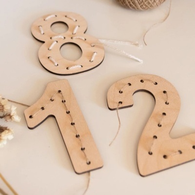 Números de madeira com fio passado para atividades manuais