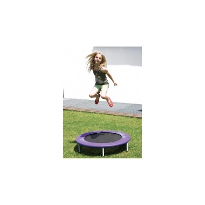 Mini trampolim exterior com criança a saltar no relvado