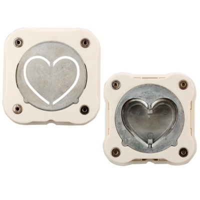 Dois moldes quadrados brancos com desenhos de coração em metal