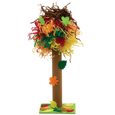 Árvore decorativa feita com tiras de papel colorido e feltro em tons outonais