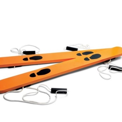 Par de pranchas de madeira laranja com pegadas pretas e cordões brancos com pegas pretas