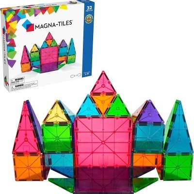 Jogo de construção MAGNA-TILES com 32 peças coloridas e embalagem ao fundo