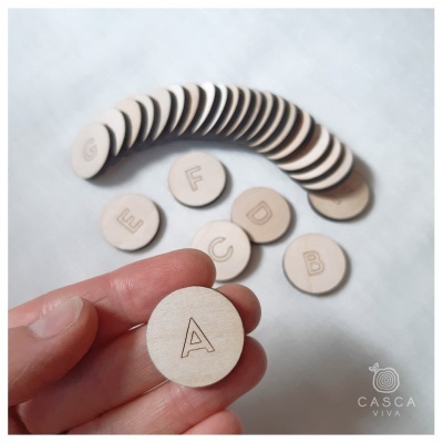 Discos de madeira redondos gravados com letras