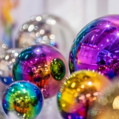 Esferas decorativas multicoloridas com acabamento espelhado