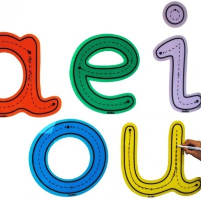 Letras coloridas para prática de escrita com linhas tracejadas e uma mão a traçar a letra u.