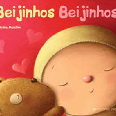 Capa de livro infantil com texto 'Beijinhos Beijinhos' e ilustração de um urso e criança com capuz