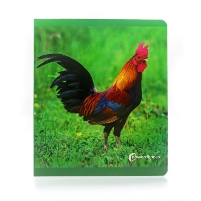Caderno com capa a mostrar um galo em relva verde