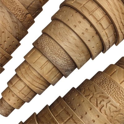Rolos de madeira com texturas gravadas em fundo branco