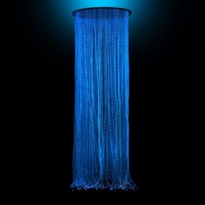 Luminária de fibra ótica azul em fundo preto