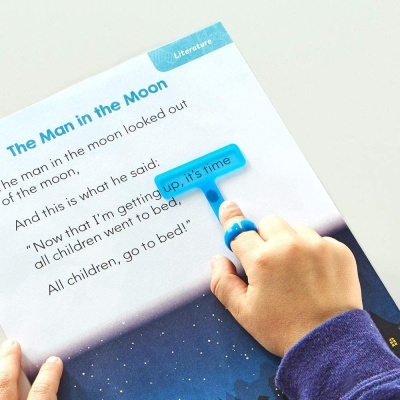 Livro infantil com texto e marcos azuis manuseado por uma criança