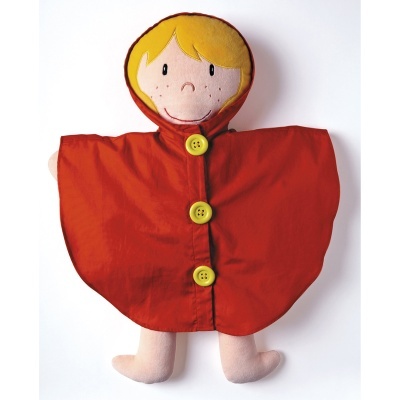 Boneca de pano com capa vermelha e botões amarelos