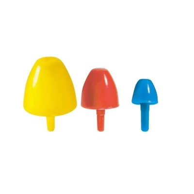 Três tampas de plástico coloridas para garrafas em amarelo, vermelho e azul